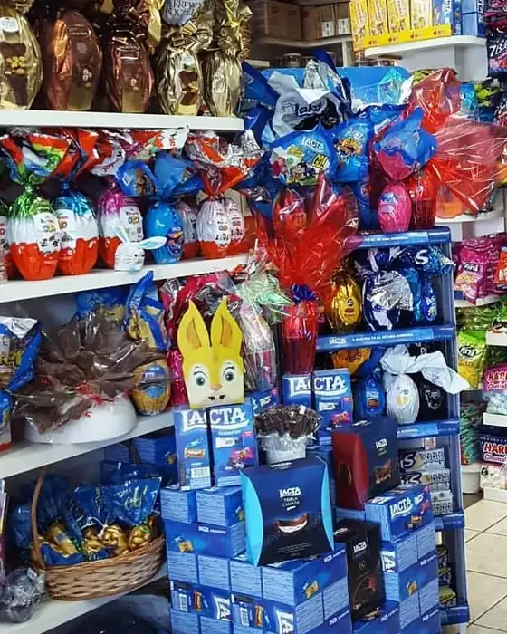 Ovos de Páscoa e chocolates expostos nas prateleiras da loja Folloni
